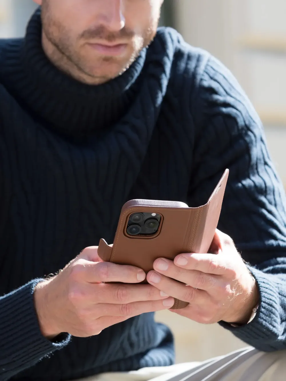 dbramante1928 - Puzdro Lynge pre iPhone 16 Plus, dark tan