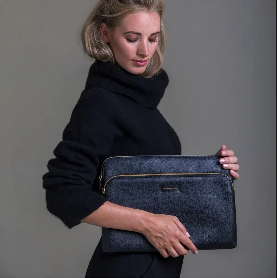 dbramante1928 - Puzdro Paris+ pre MacBook Pro 13'' (20/22)/Air 13'' (20/22), night black